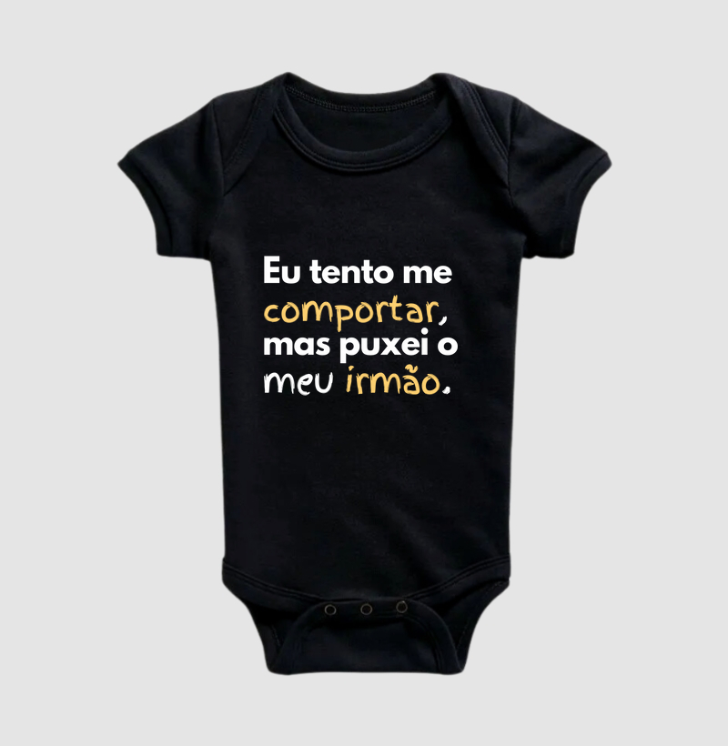 Eu tento me comportar, mas puxei o meu irmão. (body bebê)