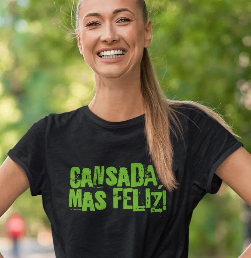 Cansada, mas feliz | Camiseta para Esportistas Resilientes | Frase Divertida e Realista