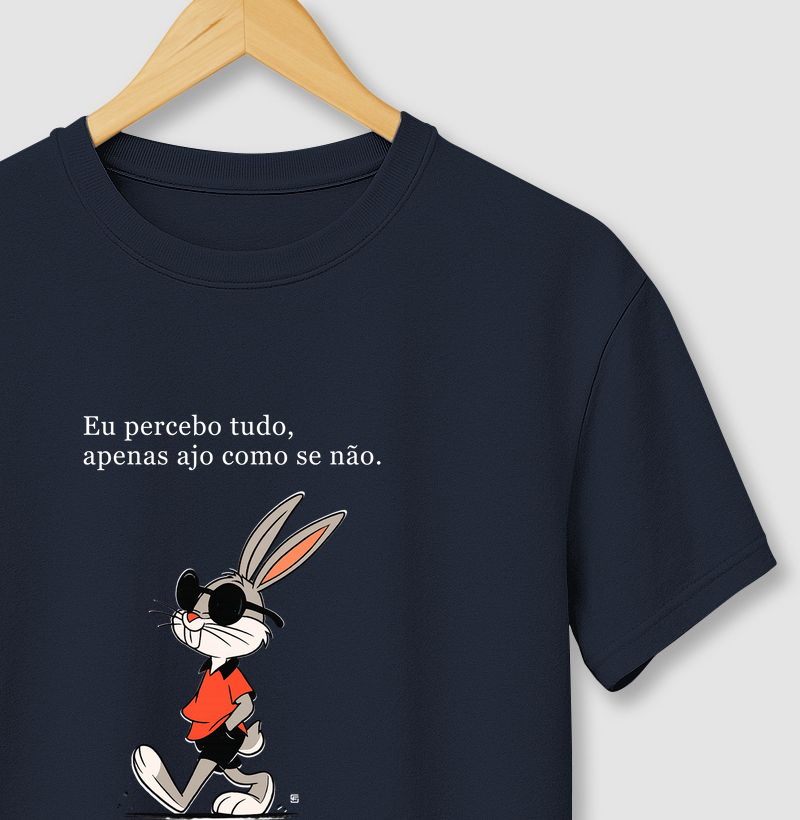 Camiseta Eu percebo tudo, apenas ajo como se não 