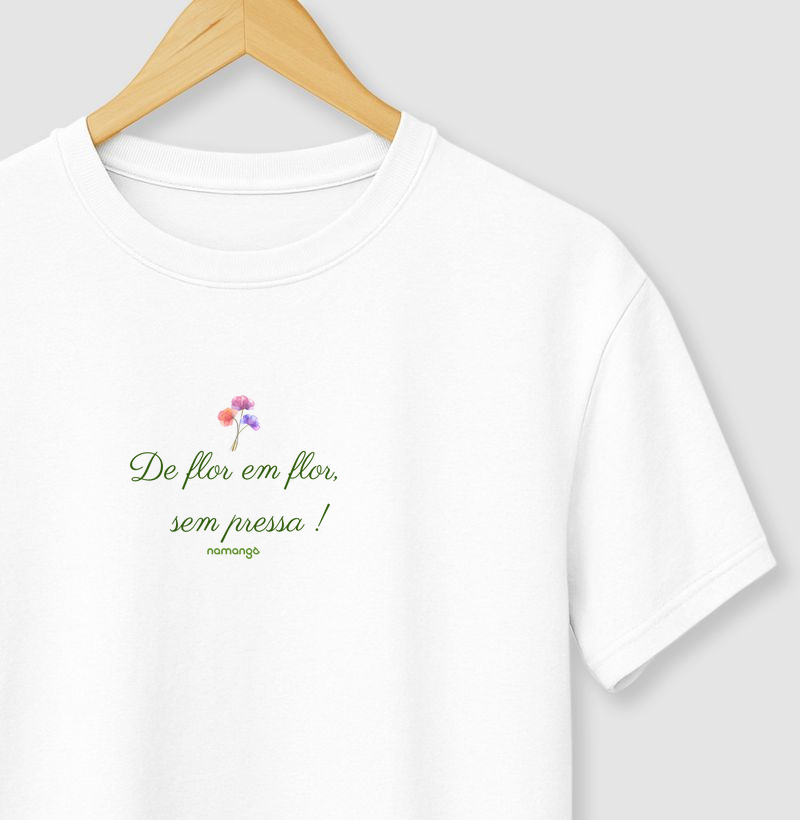 Camiseta De Flor em Flor, Sem Pressa – Para Quem Vive no Tempo das Plantas - Na Manga