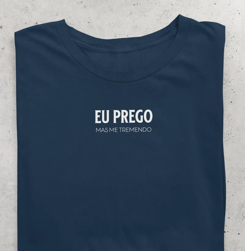 CAMISETA EU PREGO MAS ME TREMENDO