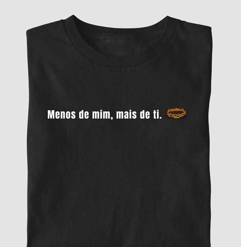 Camiseta cristã marca Eterno King com frases de fé em letras brancas "Menos de mim"