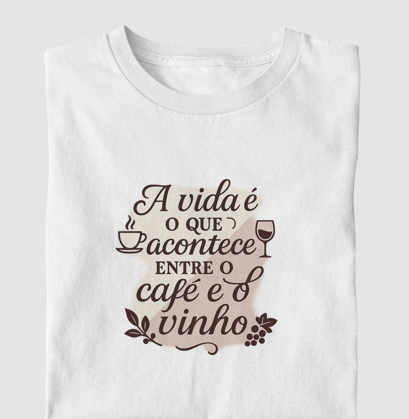 Camiseta A Vida é o que acontece entre o Café e o Vinho