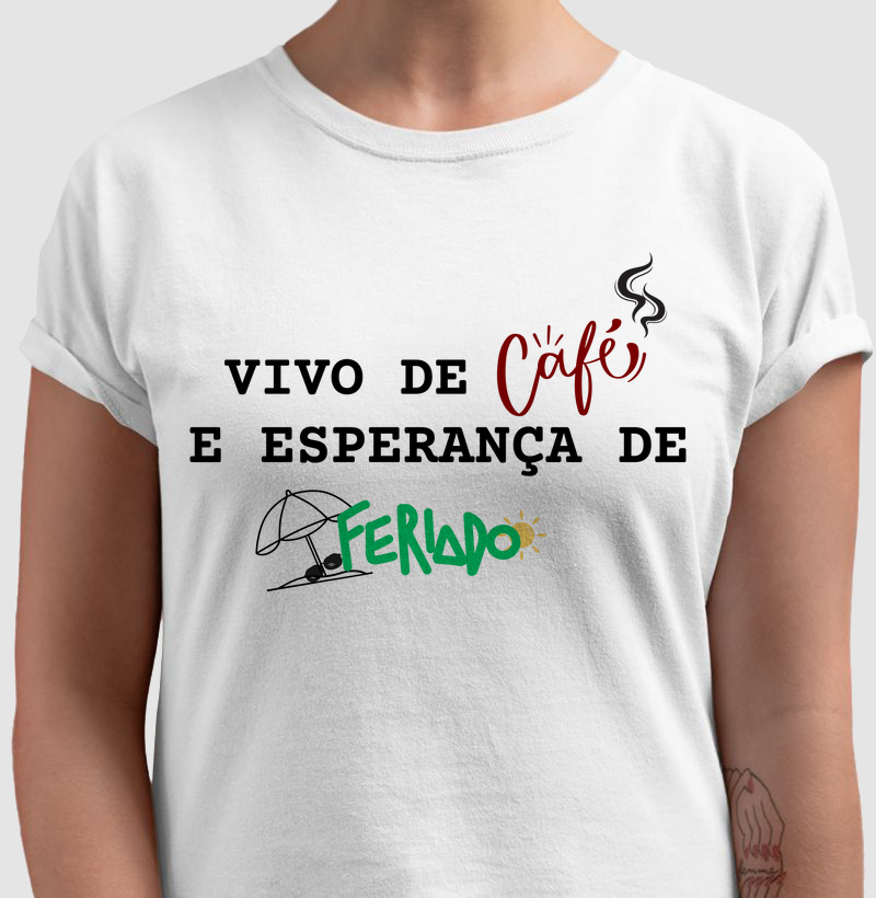 CAMISETA FRASES DE HUMOR "VIVO DE CAFÉ E ESPERANÇA DE FERIADO."