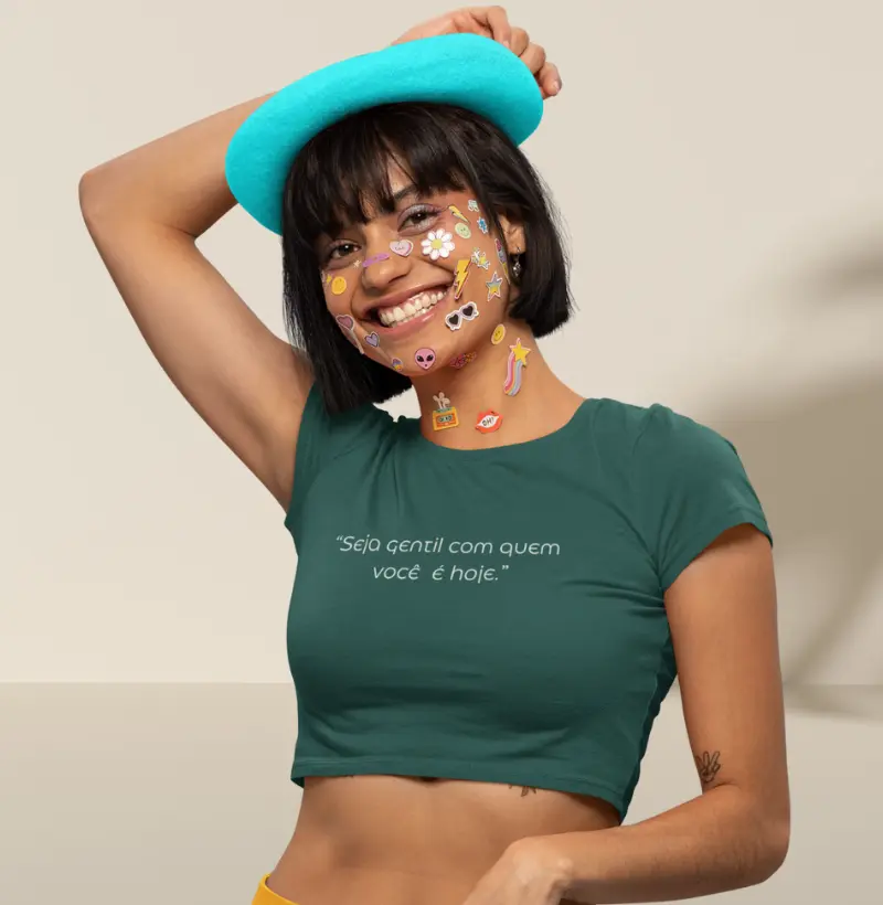 Camiseta Frase Cropped - Seja gentil com quem você é HOJE
