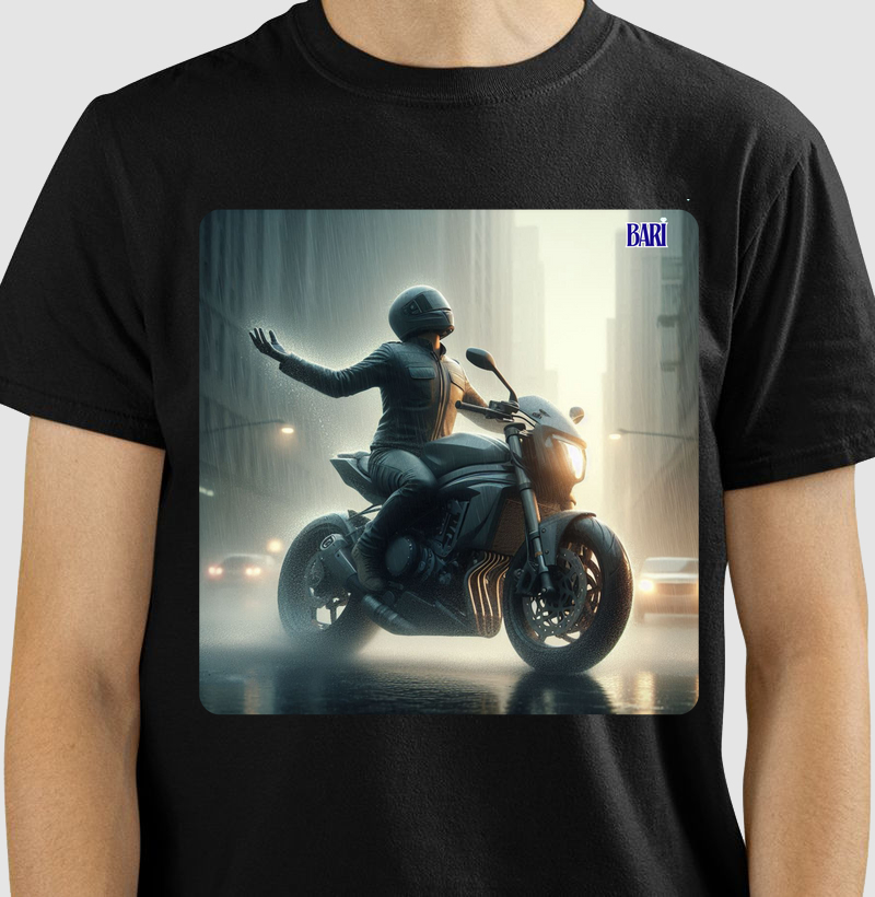 Camiseta com Estampa de Cara Montado em uma Moto Agradecendo