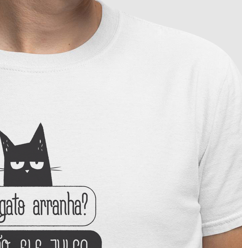 Seu gato arranha? não, ele julga