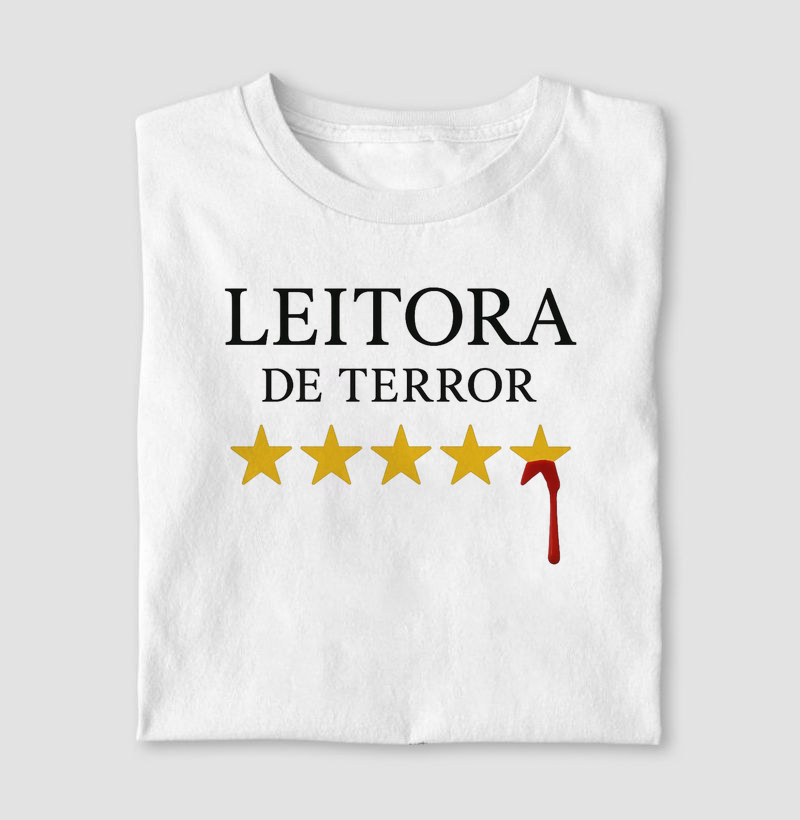DescriçDescrição da Estampa – Leitora de Terror Cinco estrelas... ou quase. A última sangra como as páginas de um bom livro de horror. Essa estampa é para quem não tem medo do escuro — porque já habitou castelos góticos, florestas amaldiçoadas e porões que nunca deveriam ser abertos.  LEITORA DE TERROR. A avaliação é máxima — e o sangue é só um bônus.ão da Estampa – Leitora de Terror