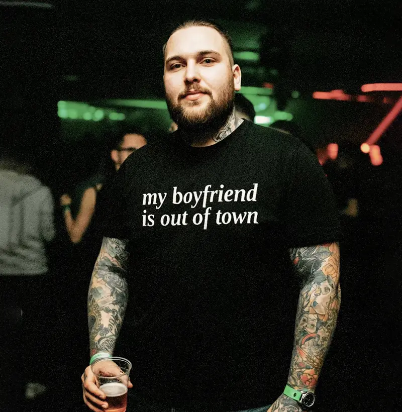 my boyfriend is out of town | camiseta de algodão pima premium