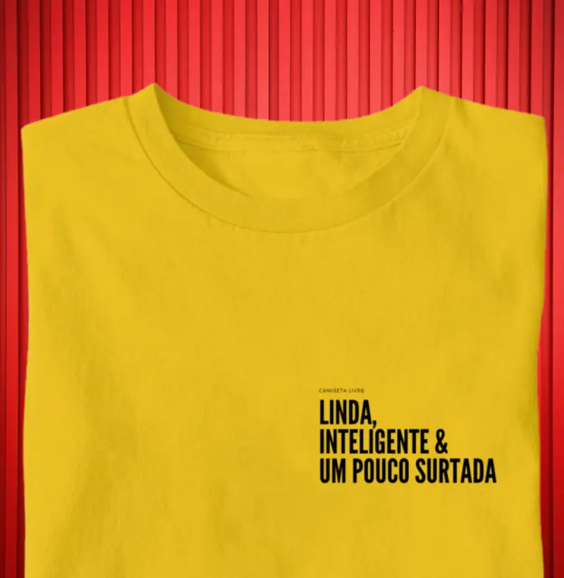 "Camiseta 'Linda, Inteligente e um Pouco Surtada' - Exclusiva 100% Algodão 