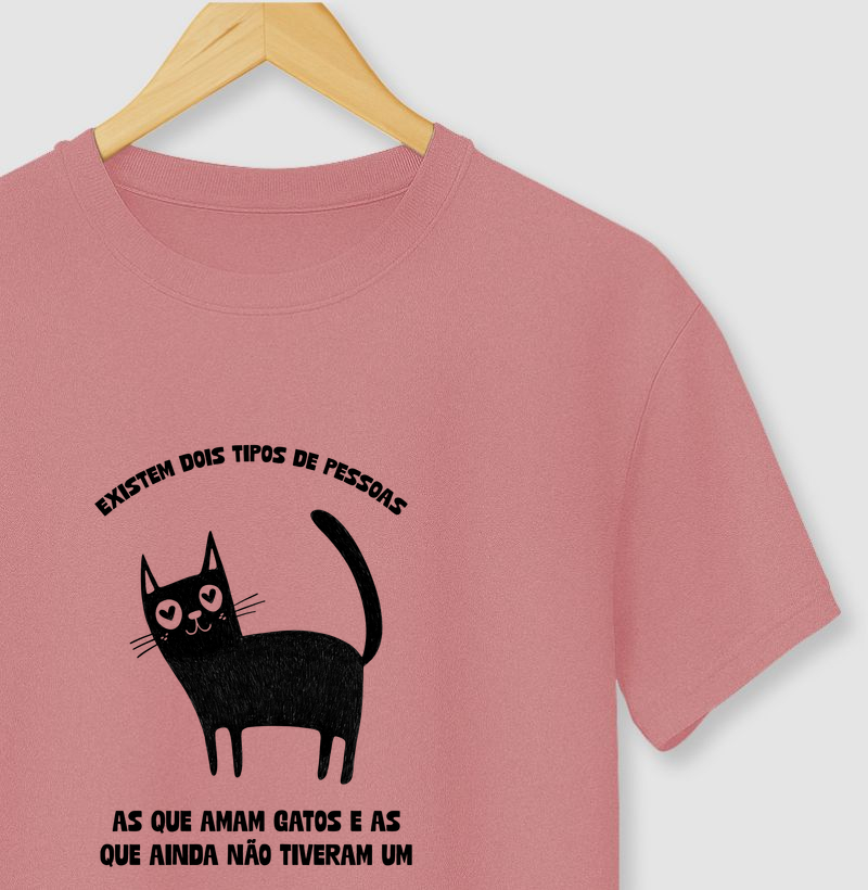 Existem dois tipos de pessoas: as que amam gatos e as que ainda não tiveram um.