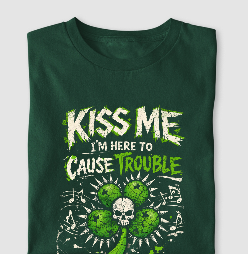 Camiseta Kiss Me, I’m Here to Cause Trouble