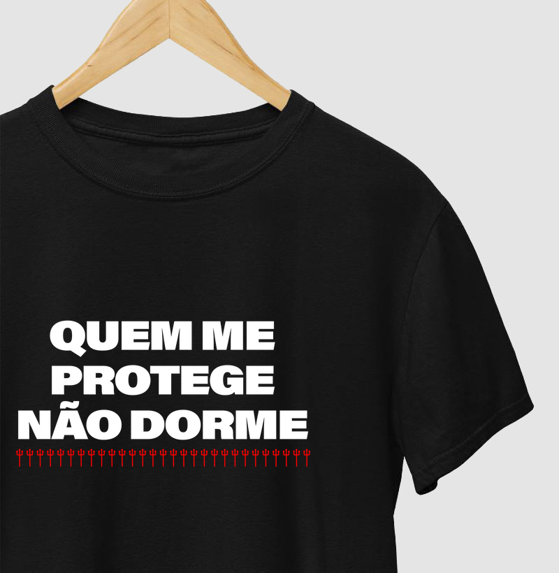 Camiseta ''Quem me Protege Não Dorme''