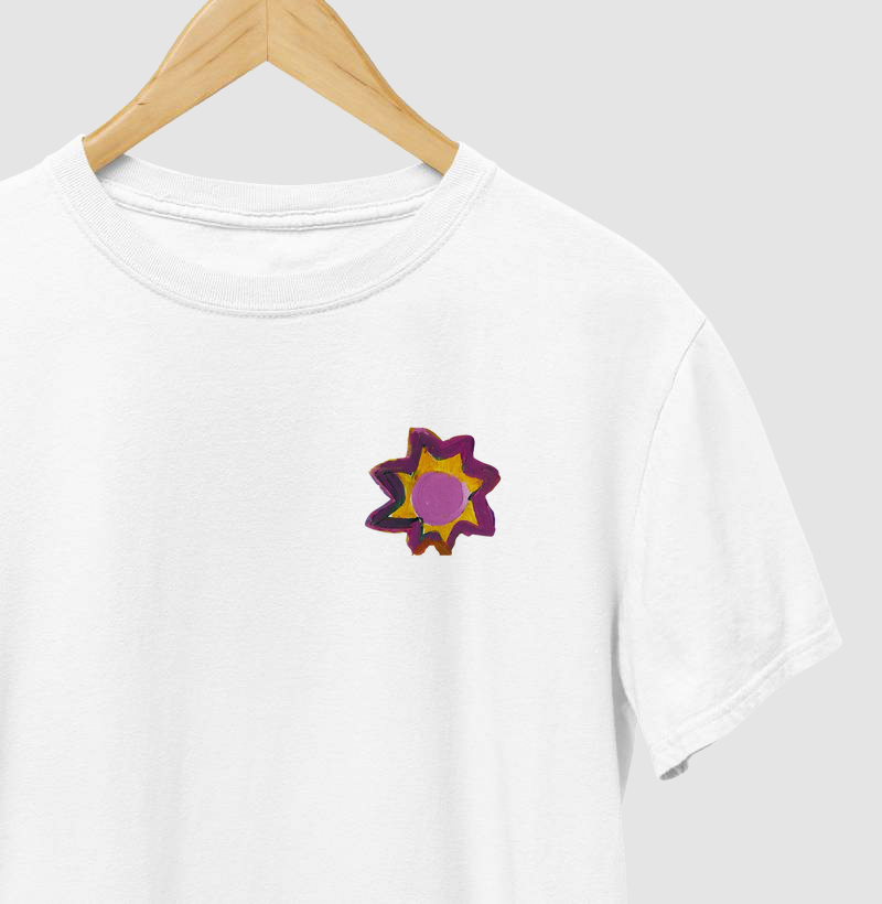 Camiseta Adulto Pin Flor Roxa by Tati Moraes