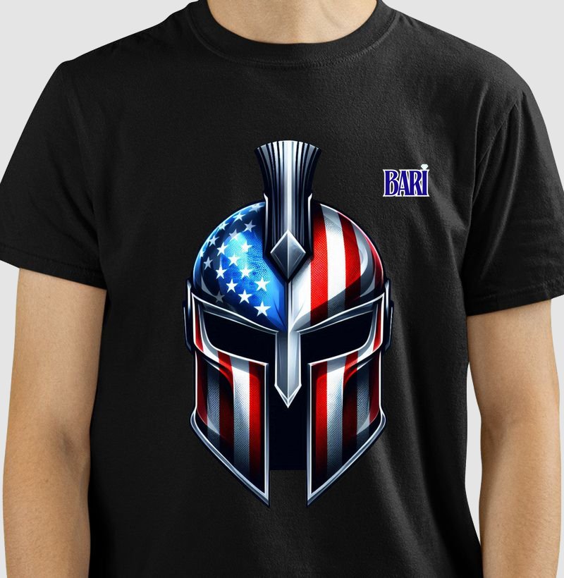 Camiseta com Estampa de Capacete Espartano nas Cores da Bandeira dos EUA