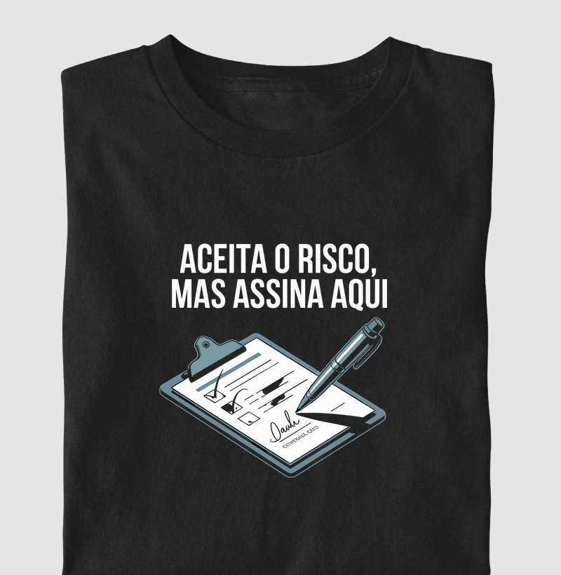 Camiseta "Aceita o risco, mas assina aqui." (CYB)