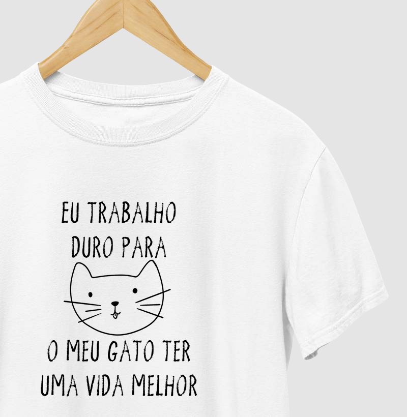 Eu trabalho duro para o meu gato ter uma vida melhor