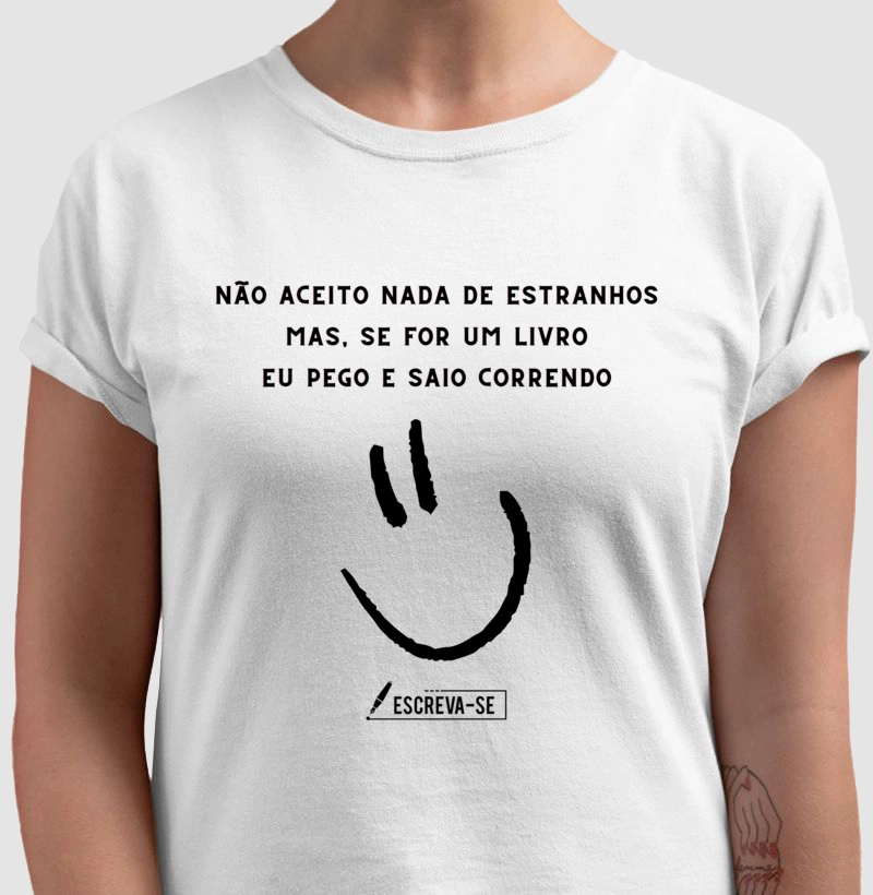 Não aceito nada de estranhos, mas se for um livro eu pego e saio correndo.