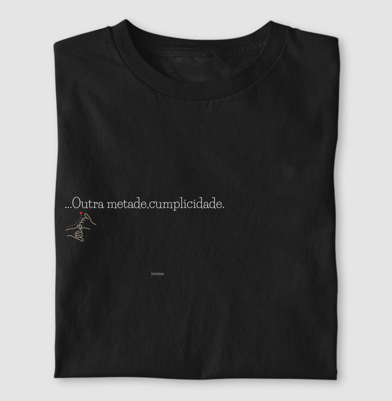 CAMISETA ESPECIAL COLEÇÃO AMOR NO CAOS :"METADE SAFADEZA"-" OUTRA METADE CUMPLICIDADE" 