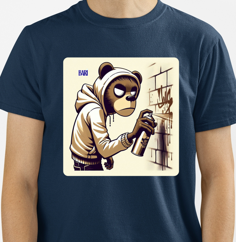 Camiseta com Estampa de Urso Pintando um Muro