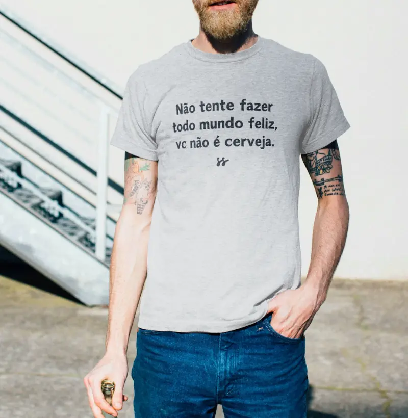 Camiseta “Não tente fazer todo mundo feliz, você não é cerveja” 