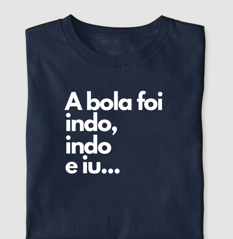 A bola foi indo, indo e iu...