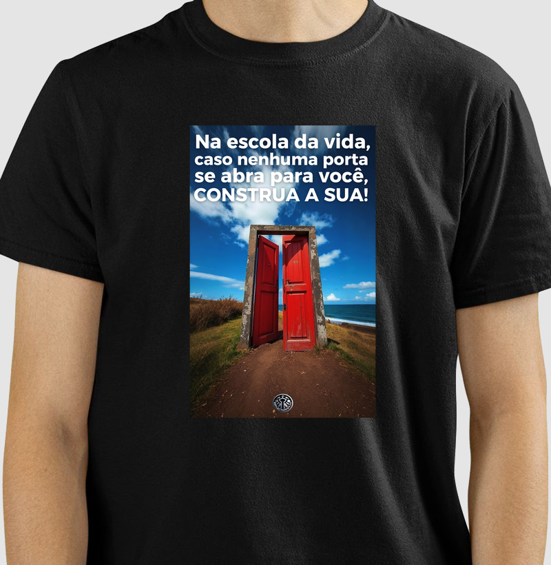 Na escola da vida, se nenhuma porta se abrir para você, construa a sua! 