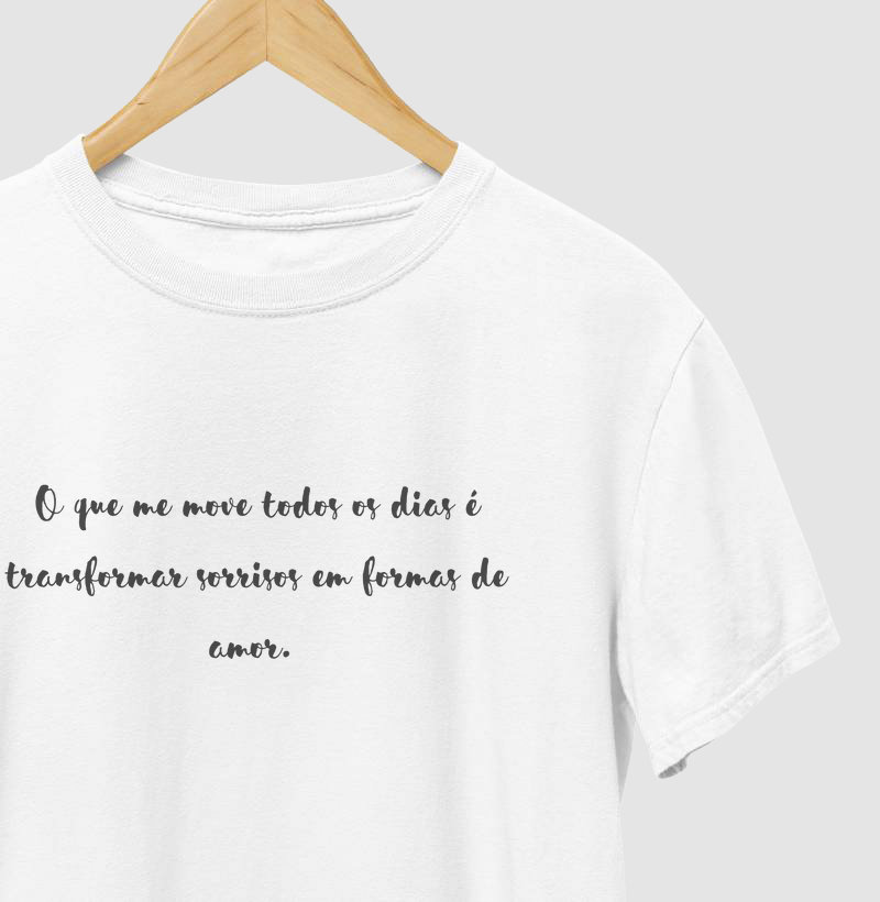 Tee "O que me move todos os dias é transformar sorrisos em formas de amor." Código MIN01008