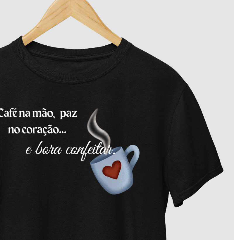T-shirt café na mão, paz no coração...