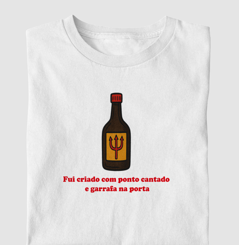 Criado com garrafa na porta