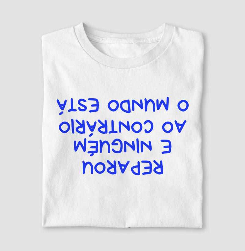Camiseta Letra Unica Engajamento O mundo Está Ao Contrário e Ninguém Reparou