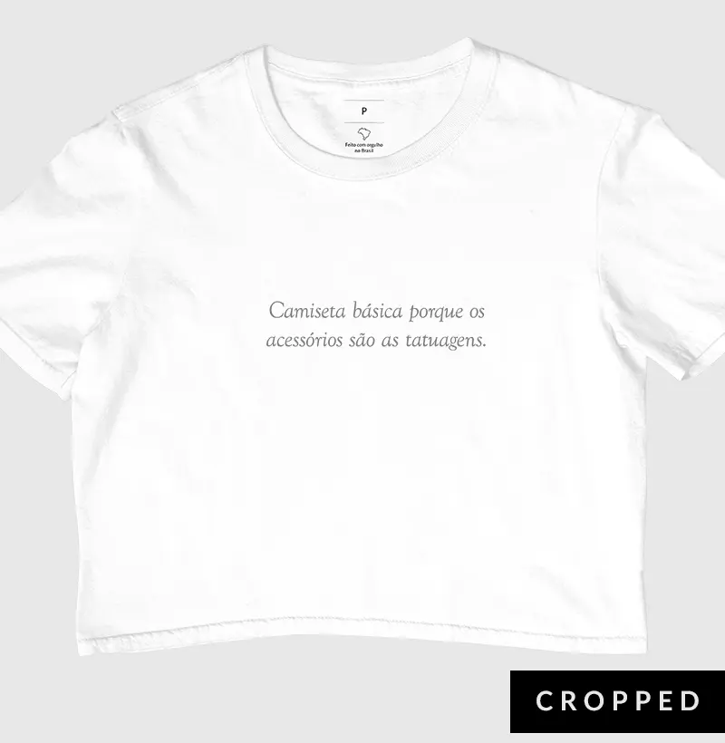 Camiseta básica porque os acessórios são as tatuagens.