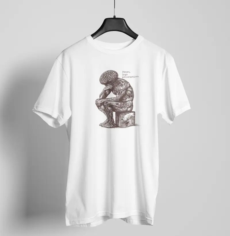 Camiseta - "Penso, logo procrastino"