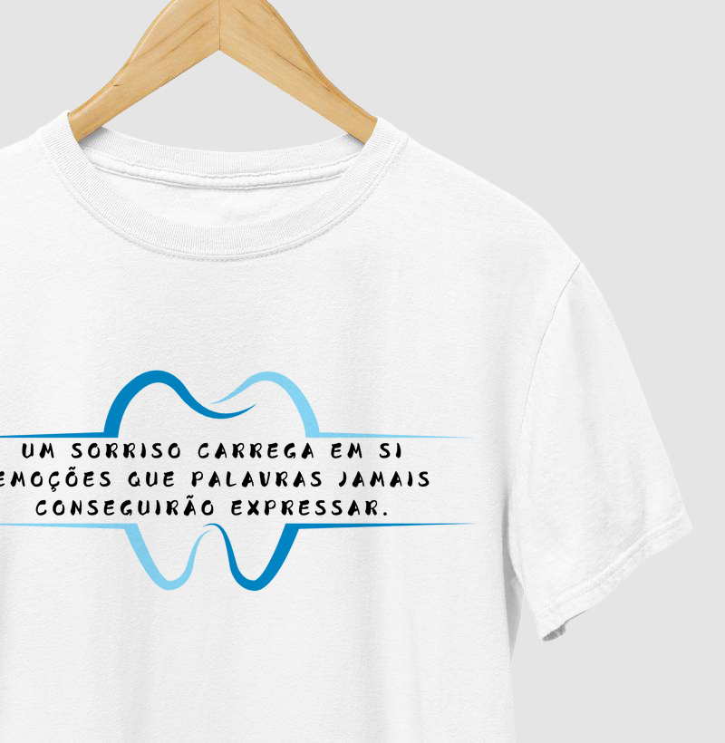 Tee "um sorriso carrega em si emoções que palavras jamais conseguirão expressar." Código MIN01016
