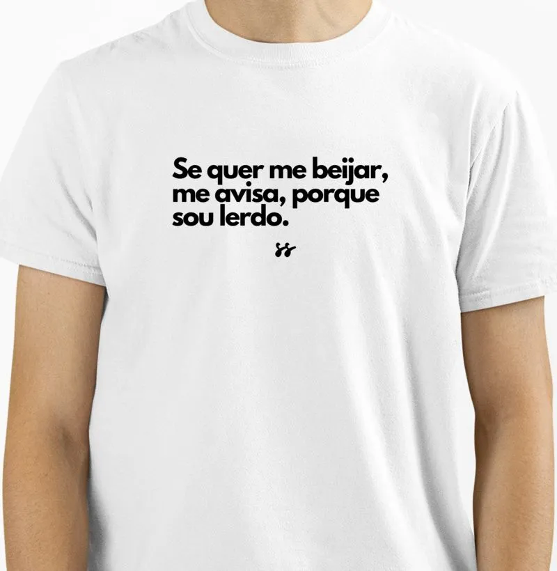 T-shirt “Se quer me beijar, me avisa, porque sou lerdo”. 