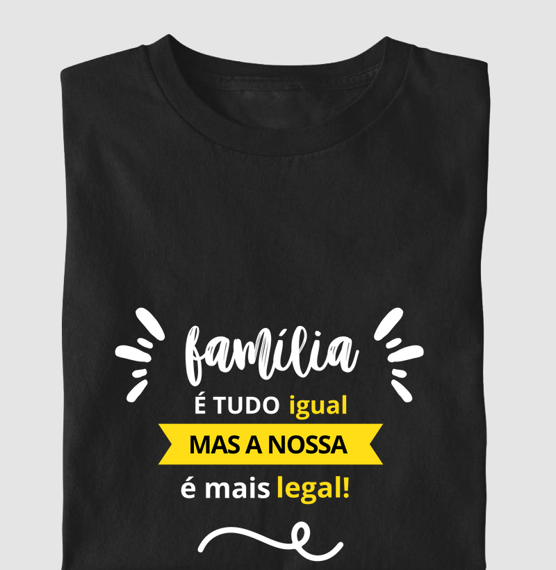 Camiseta Família é tudo igual mas a nossa é mais legal 