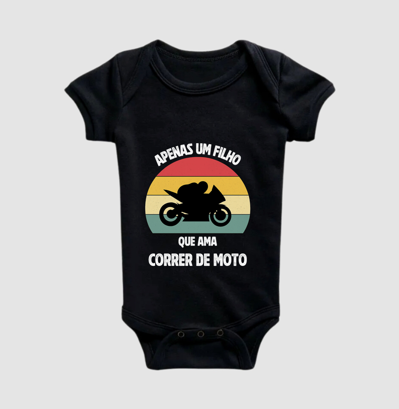 Apenas um filho que ama correr de moto