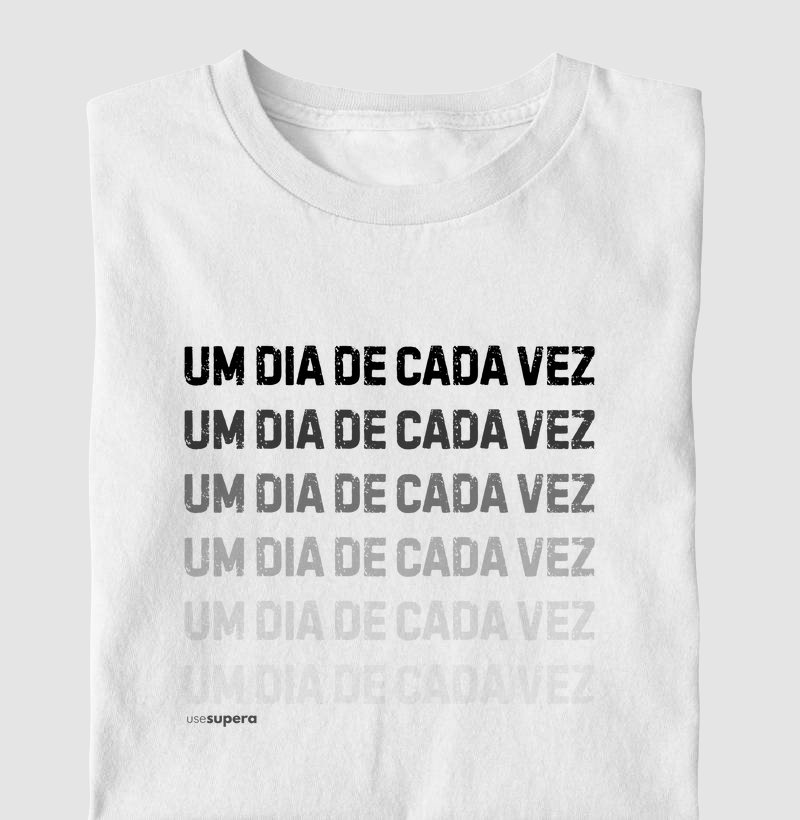 Camiseta "UM DIA DE CADA VEZ"