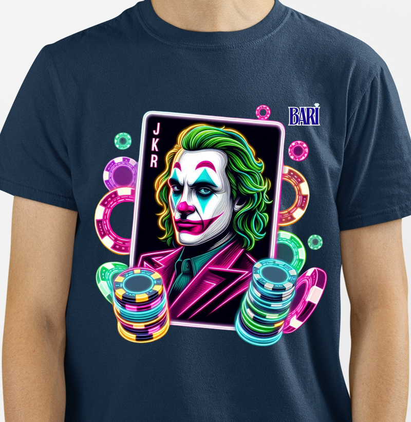 Camiseta com Estampa de Carta de Coringa e Fichas de Jogo em Neon