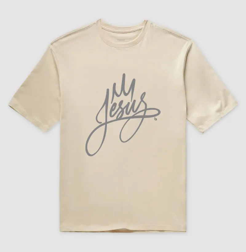 CAMISETA "JESUS" CURSIVA: O NOME QUE É ARTE URBANA E GRAÇA EM MOVIMENTO! (Coleção Gratidão - Para Quem Vive de Graça Recebida)