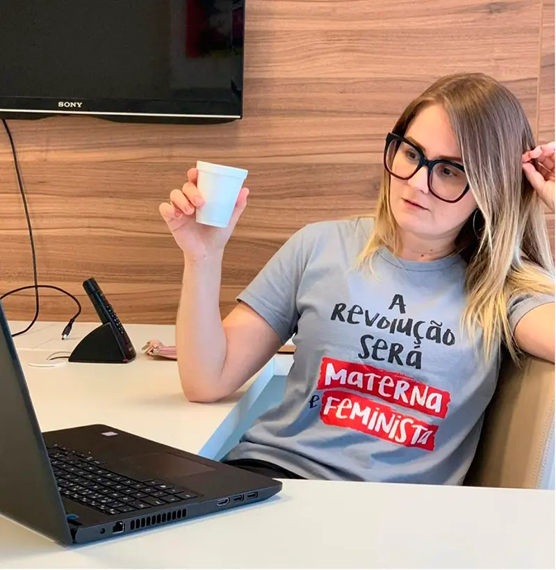 Camiseta a Revolução Será Materna e Feminista