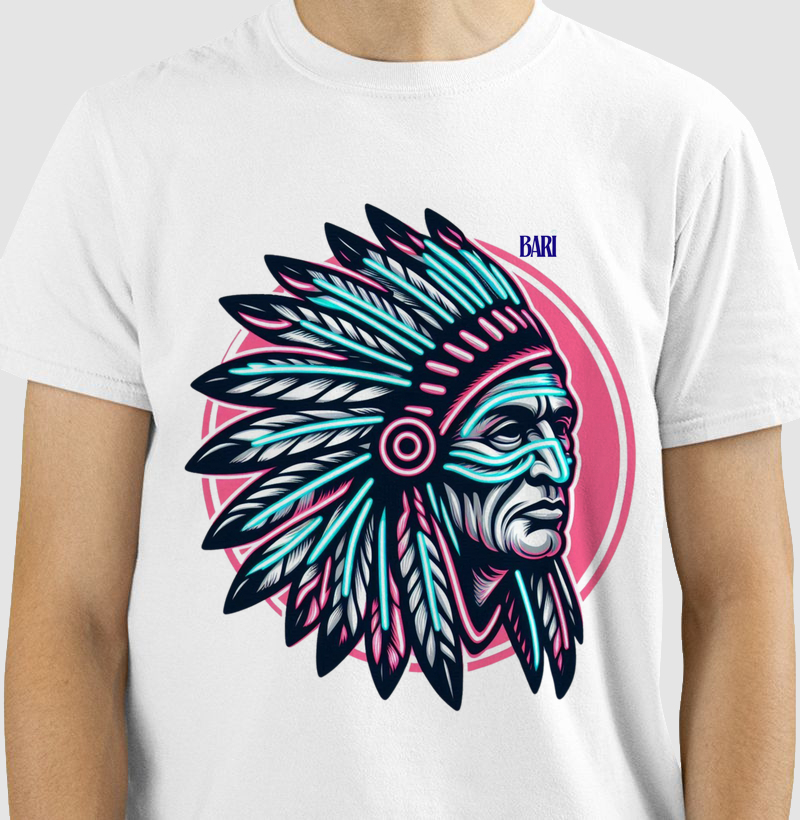 Camiseta com Estampa de Índio com Penas