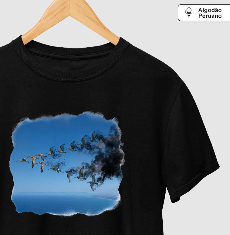 Camiseta Premium Algodão Peruano AROUA Studio (IA) — Voo em Fuligem (Asfixia Azul, Tanguis, Poluição, Blue on White)