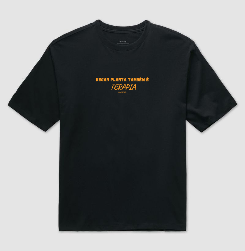 Camiseta Regar Planta Também É Terapia – Para Quem Cultiva a Calma - Na Manga