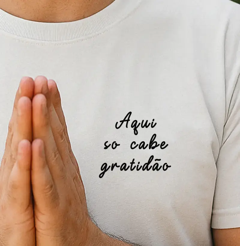 Camiseta Minimalista – “Aqui Só Cabe Gratidão” em algodão premium