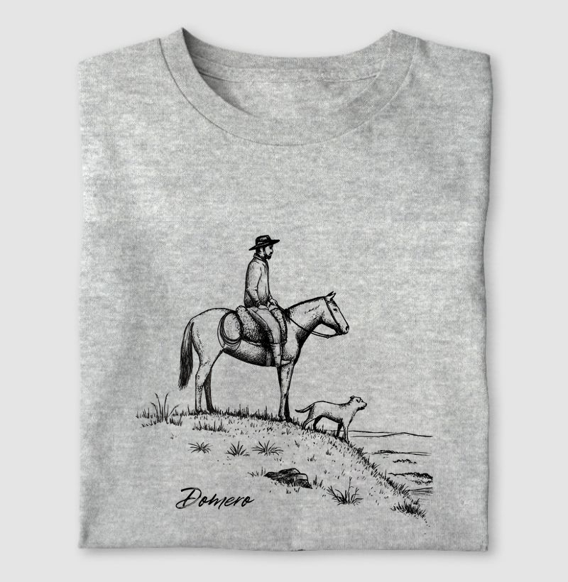 camiseta masculina mirando lejos