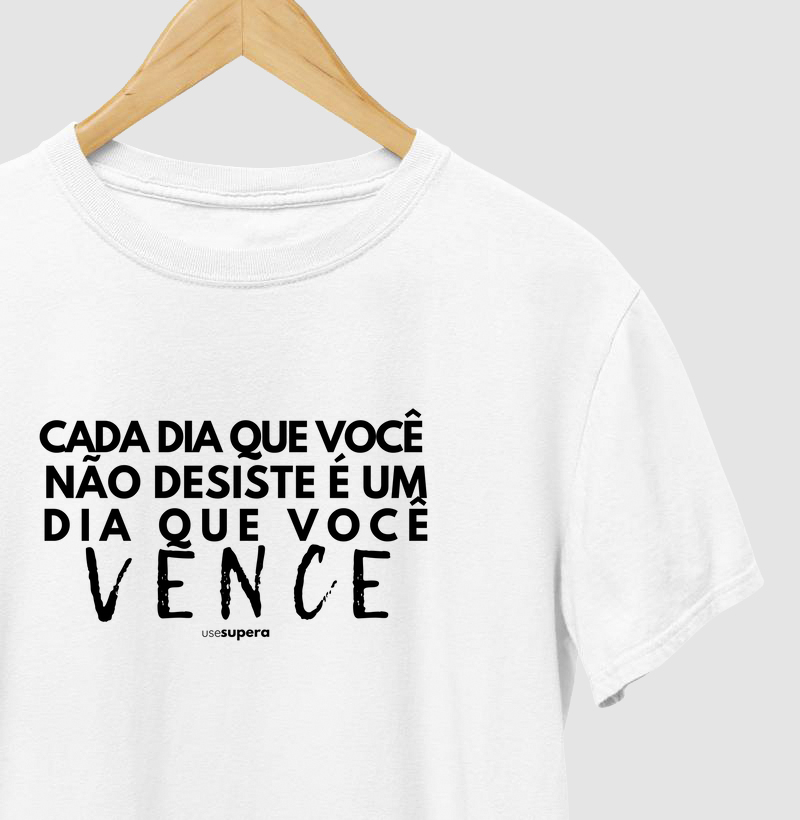 Camiseta "Cada dia que você não desiste é um dia que você vence"