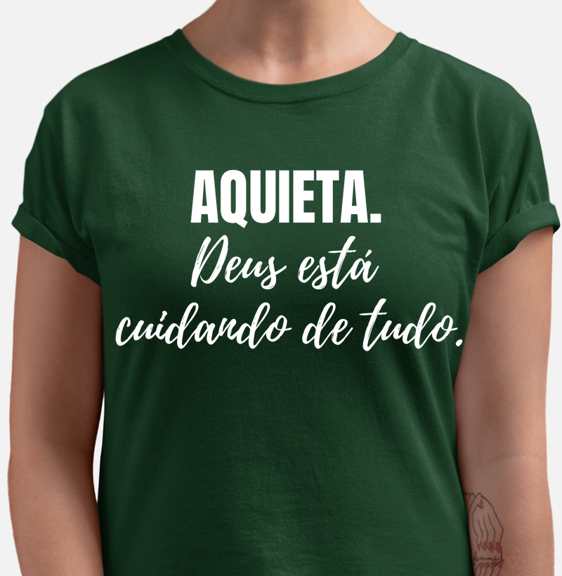 Camiseta Cristã "Aquieta, Deus Está Cuidando de Tudo" – Fé que Acalma o Coração