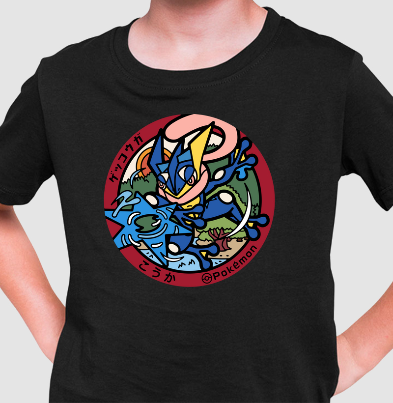 Algodão Premium Infantil “Greninja” – Selo Pokémon (Pokéfuta) Shuriken d’Água