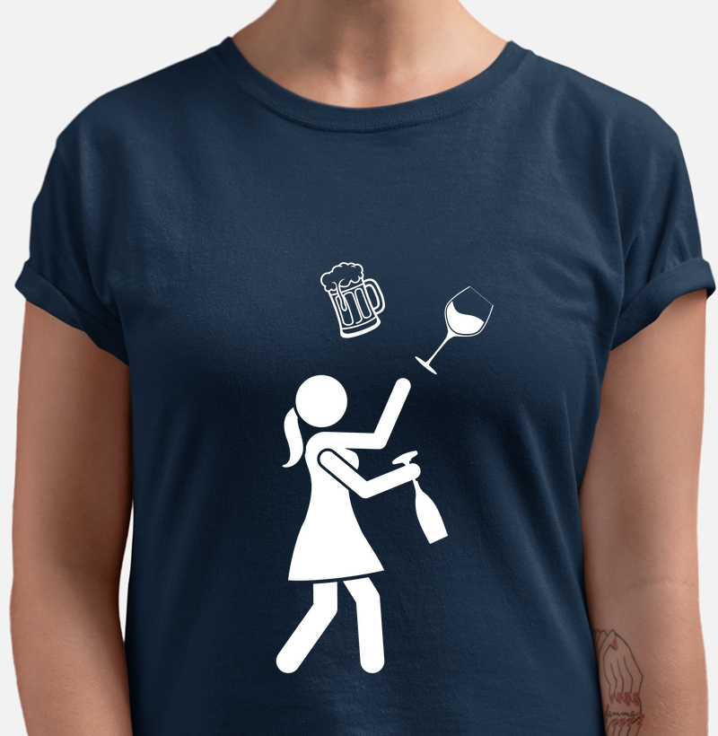 Malabarista mulher jogando bebidas